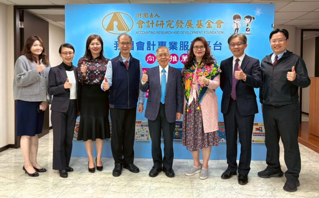 會計研究展基金會主辦之「永續與揭露的法律責任：董事與監察人的關鍵概念」研討會講者與主辦單位合影，由左至右：會計研究發展基金會崔琇玫副執行長、吳如玉執行長、全國律師聯合會ESG委員會主任委員申心蓓、中華會計教育學會理事長劉順仁、臺灣大學管理學院教授柯承恩、會計研究發展基金會董事長王怡心、黃建隆副執行長。(會研基金會提供)