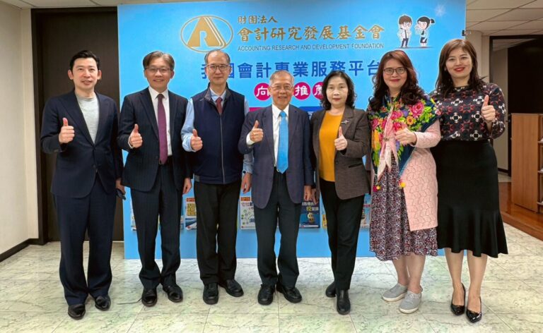 會計研究展基金會主辦之「永續與揭露的法律責任：董事與監察人的關鍵概念」研討會講者合影，由左至右：寰瀛法律事務所律師黃國銘、台北市會計師公會理事長邵志明、中華會計教育學會理事長劉順仁、臺灣大學管理學院教授柯承恩、臺灣高等檢察署主任檢察官俞秀端、會計研究發展基金會董事長王怡心、全國律師聯合會ESG委員會主任委員申心蓓。(會研基金會提供)