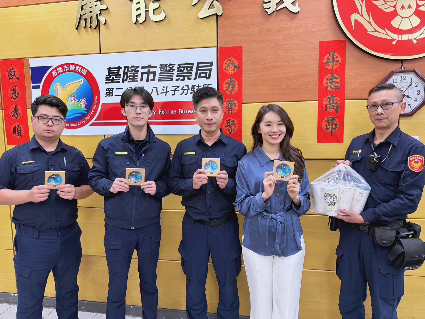 「議員送暖挺警」！八斗子破毒有功　飲料與特色杯墊打氣