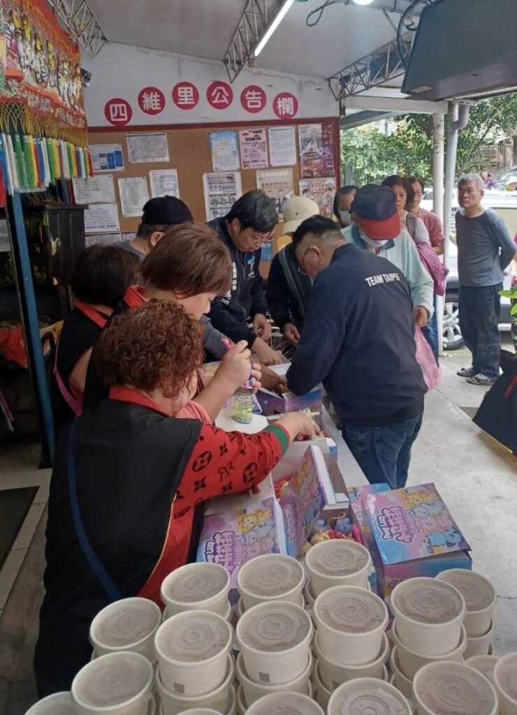 前立法委員費鴻泰與市議員參選人許原榮一同參與地方元宵活動。（翻攝畫面）