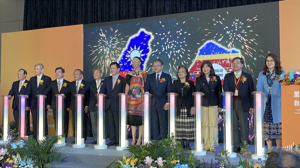 里仁「史瓦帝尼文化節」開幕啟動儀式：(圖左至右) 福智佛教基金會陳耀輝董事長、慈心有機農業發展基金會賴錫源董事長、外交部國際合作及經濟事務司葉至誠司長、內政部宗教及禮制司林振祿司長、福智團體盧克宙總幹事、外交部林佳龍部長、史瓦帝尼王國大使館艾比格爾．披特絲一等秘書、外交部西亞及非洲司顏嘉良司長、里仁李妙玲總經理、大肚山產業創新基金會廖紫岑執行長、福智文教基金會蔡淵輝副執行長、遠雄U-TOWN管理委員會王怡心副主委。(UTown管委會提供)
