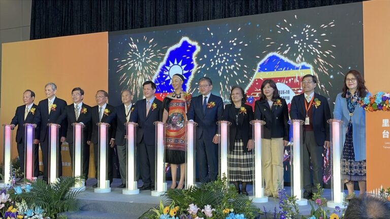 里仁「史瓦帝尼文化節」開幕啟動儀式：(圖左至右) 福智佛教基金會陳耀輝董事長、慈心有機農業發展基金會賴錫源董事長、外交部國際合作及經濟事務司葉至誠司長、內政部宗教及禮制司林振祿司長、福智團體盧克宙總幹事、外交部林佳龍部長、史瓦帝尼王國大使館艾比格爾．披特絲一等秘書、外交部西亞及非洲司顏嘉良司長、里仁李妙玲總經理、大肚山產業創新基金會廖紫岑執行長、福智文教基金會蔡淵輝副執行長、遠雄U-TOWN管理委員會王怡心副主委。(UTown管委會提供)