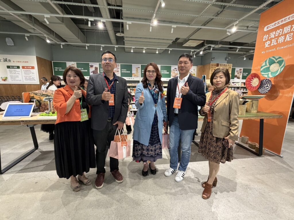 遠雄U town管委會的副主任委員王怡心和管委會委員ㄧ起參加活動。