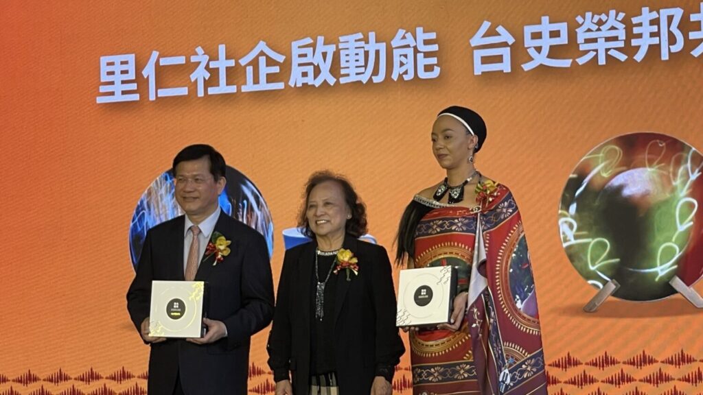 里仁「史瓦帝尼文化節」開幕贈禮儀式：(圖左)外交部林佳龍部長、(圖中)里仁李妙玲總經理、(圖右) 史瓦帝尼王國大使館艾比格爾．披特絲一等秘書。(U-TOWN管委會提供)