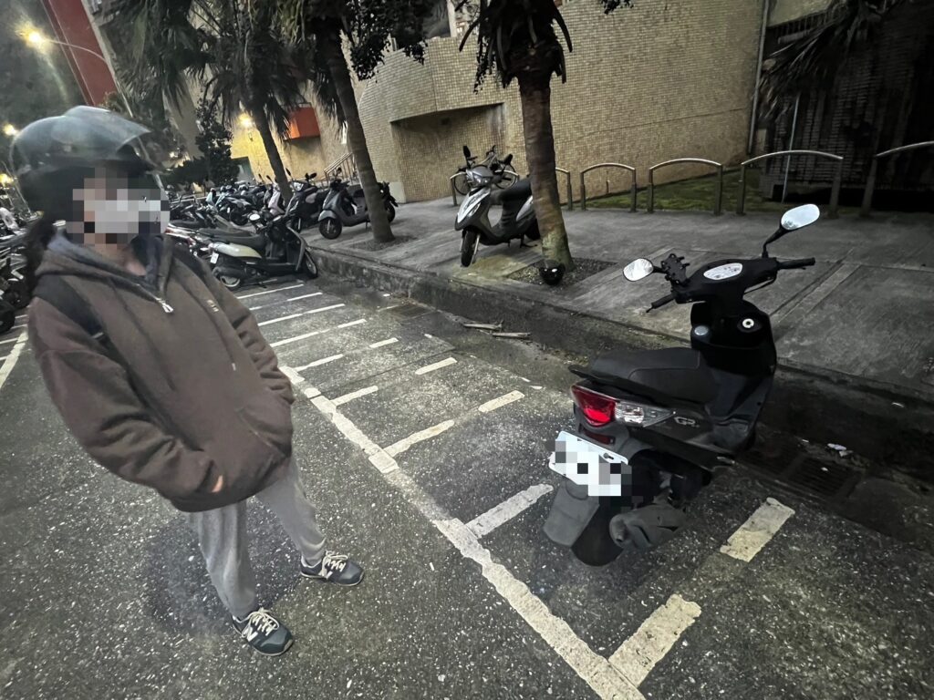 警方找到車輛並帶同女大生前往現場確認。(圖／記者薛秀蓮 翻攝)