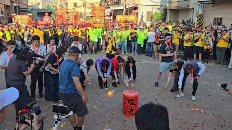 梧棲浩天宮舉辦應援活動,現場吸引大批信眾與球迷聚集,提前為中華隊集氣。(圖/民眾提供)