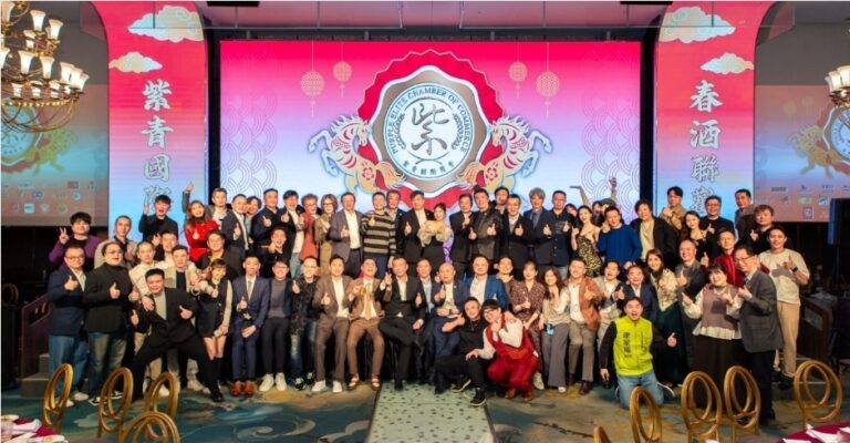 紫青國際商會春酒晚宴大合影，展現商會凝聚力與跨界交流能量。 （圖／紫青國際商會提供）