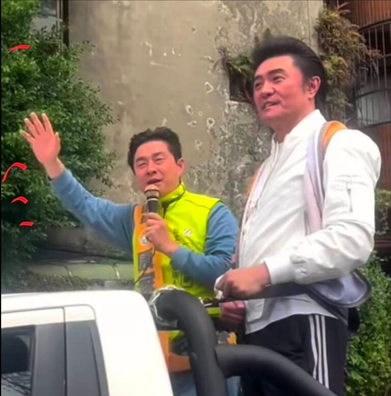 康家瑋身披競選綬帶與知名藝人李㼈於車隊掃街行程中向沿途民眾問候，持續深入中正、萬華基層爭取選民認同。（圖／翻攝自康家瑋臉書）