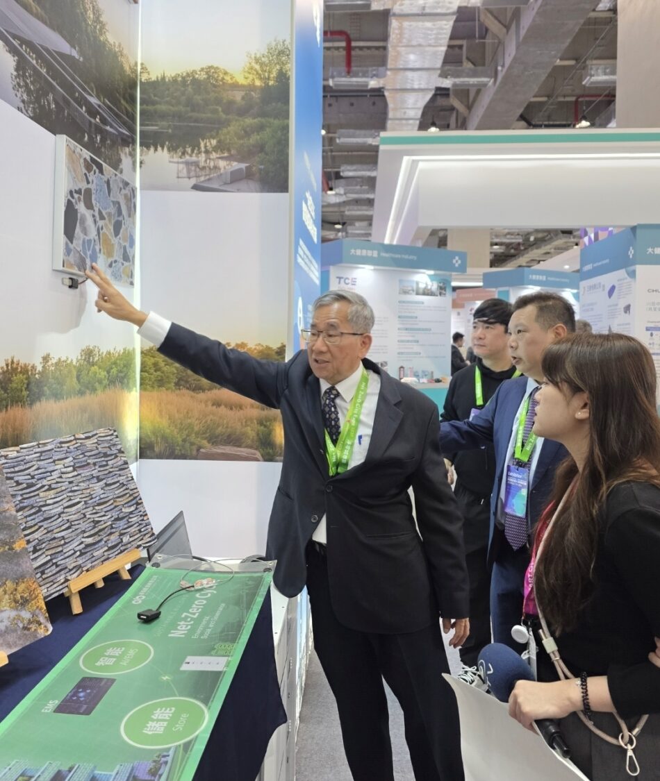 內政部建研所所長王榮進（左一）介紹智慧建築、低碳建材與綠能應用等最新解決方案。（圖／記者 趙靜姸攝）
