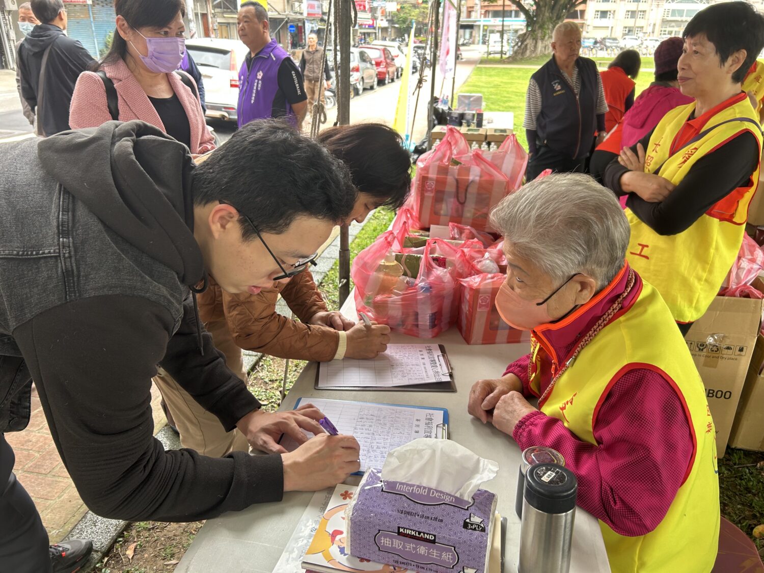 內壢關懷協進會總幹事李旺樹表示,希望今天的捐血活動能達到250袋的募集目標(記者陳世軒攝)