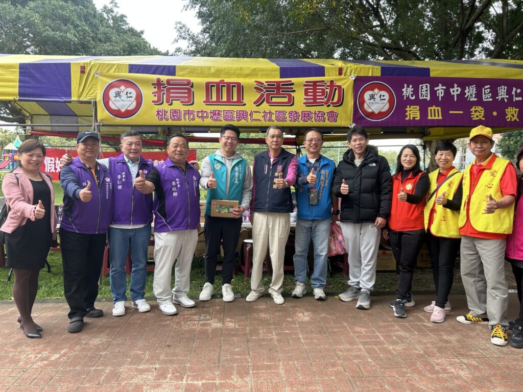 桃園市中壢區興仁里里長李振榮（中）聯合內壢關懷協進會，今（21）日在興仁親子公園舉辦愛心捐血活動，吸引里民到場挽袖支持。（記者陳世軒攝）