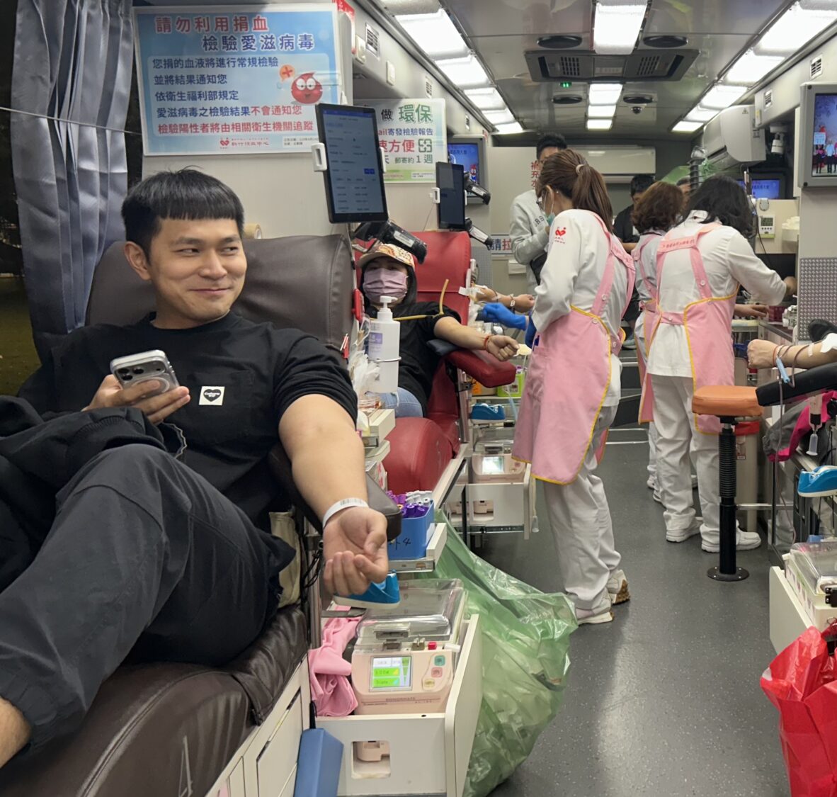 民眾熱情響應,挽袖參加捐血活動。(記者陳世軒攝)