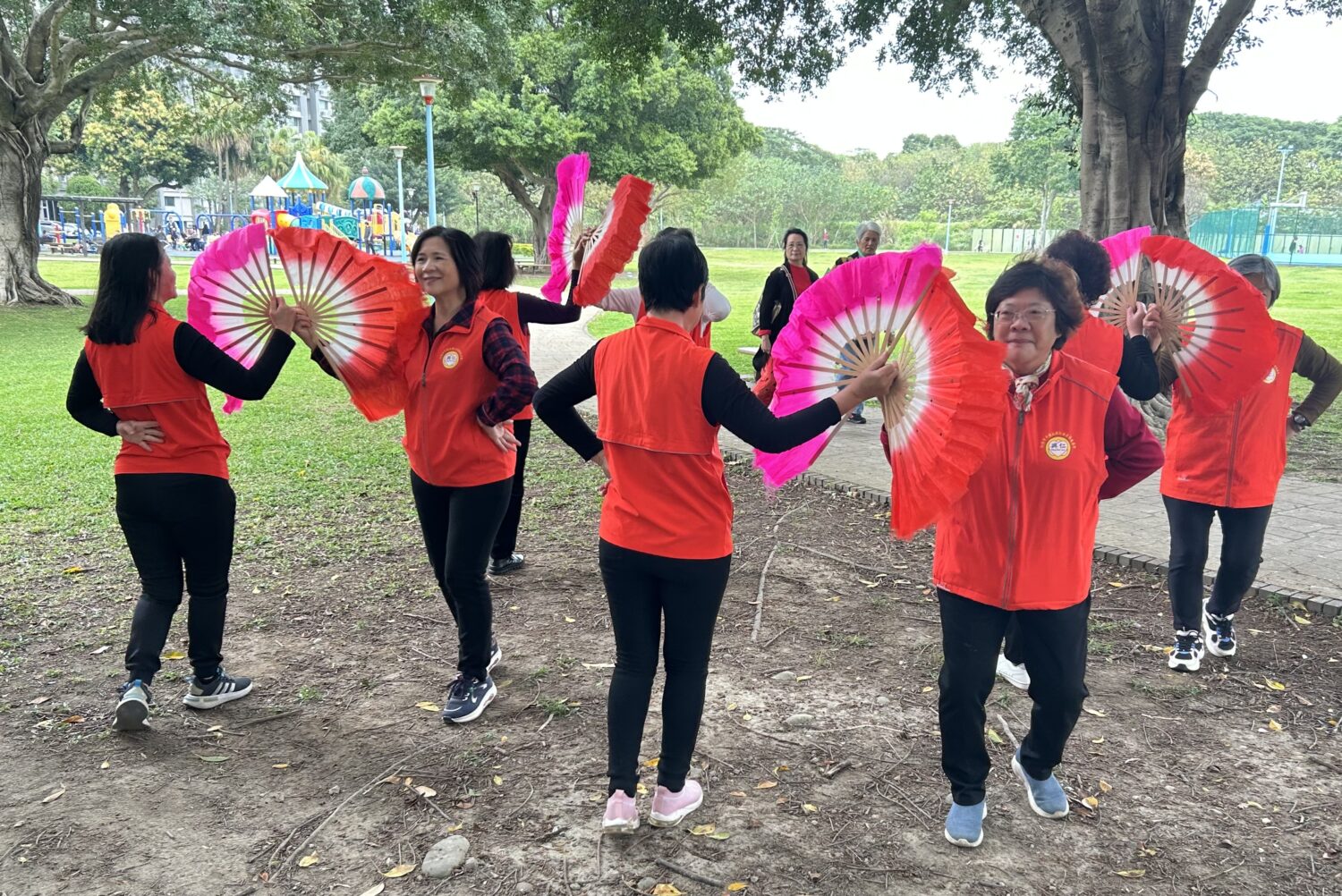 李振榮聯合當地有力人士,在現場舉辦有獎徵答及表演活動,讓等待過程不無聊。(記者陳世軒攝)