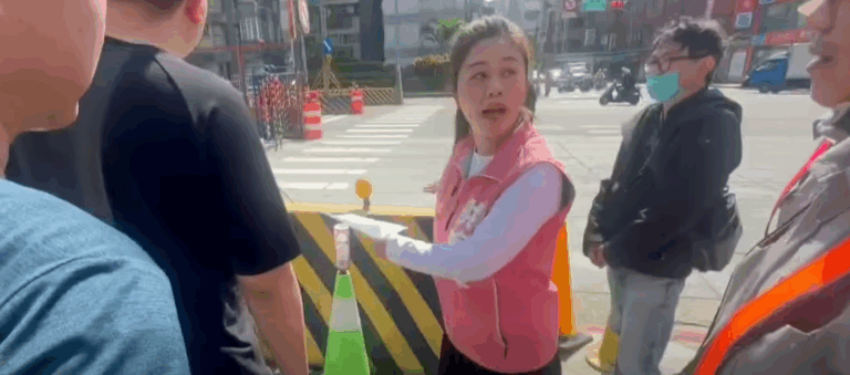 台北市議員洪婉臻會勘萬大路東園街口捷運施工交通改善工程。（圖／記者鄭元毓翻攝）