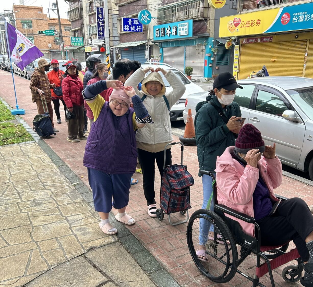 興仁里民身穿禦寒衣服，在活動還未開始前就大排長龍，最終約430箱、共計3000餘顆高麗菜僅用一個上午就全數售罄。（記者陳世軒攝）