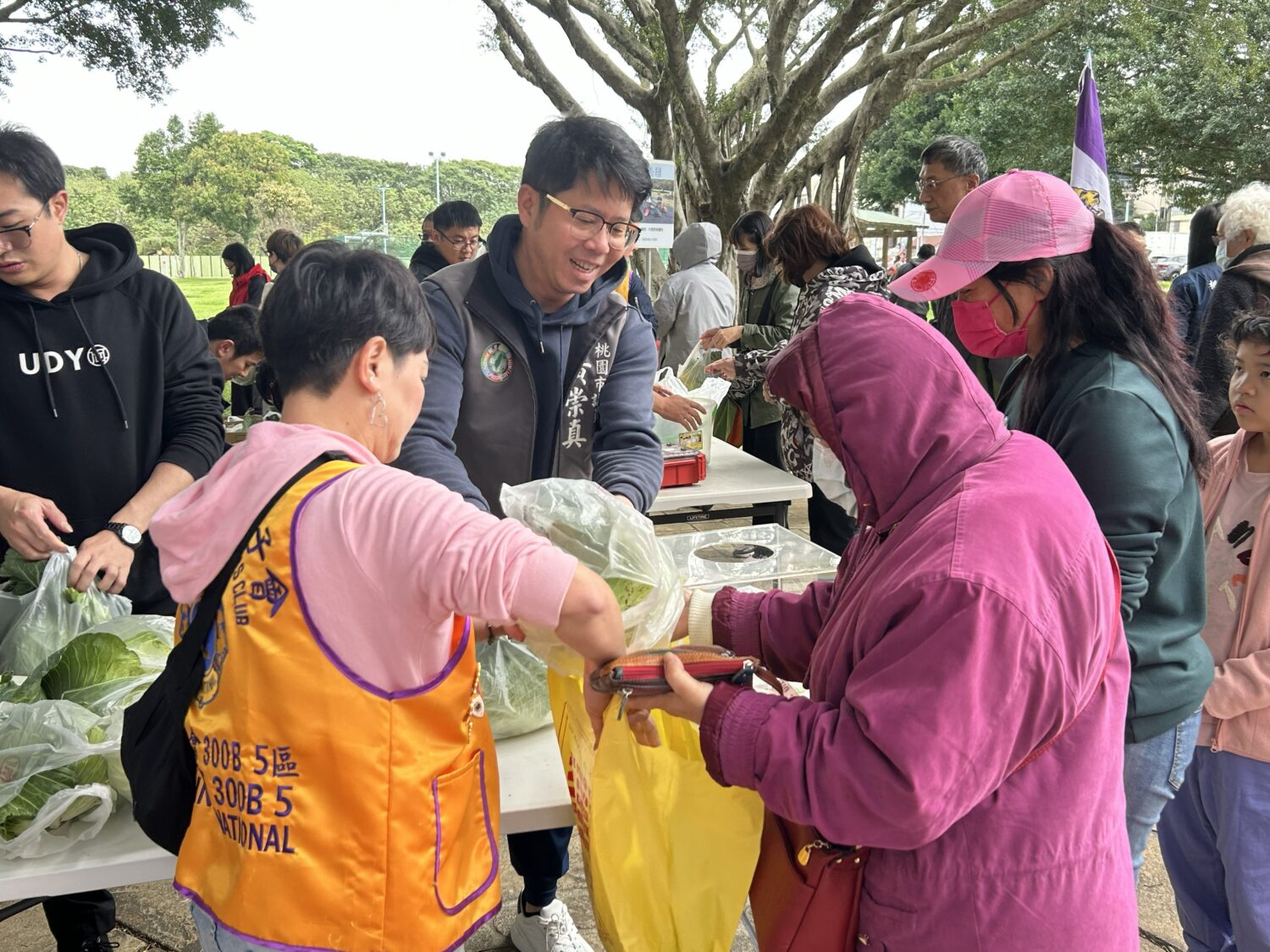 市議員黃崇真親自義賣高麗菜，他提到希望透過這次活動召集民眾購買高麗菜做愛心外，也能幫助農民解決滯銷問題。（記者陳世軒攝）