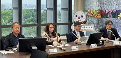 IFRS永續揭露黃金三角確立 會研基金會:「溫室氣體盤查」為減碳轉型首要關鍵 會計研究發展基金會於4月24日攜手國立臺北大學圖書館及台灣金融服務業聯合總會舉辦「永續關鍵解析1.0」研討會,會計研究發展基金會王怡心董事長(左2)、國立臺北大學圖書館洪健榮館長(右1)、國立臺北大學商學院黃啟瑞院長(右2)、國立臺北大學金融與合作經營學系池祥麟特聘教授(左1)一同與會。(圖/會研基金會提供)