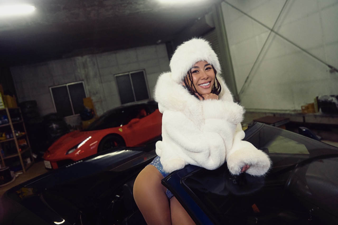 凱蒂Katierelax 再出發!單曲〈開鍋HOT POT〉釋放情緒能量 從〈黑洞Black Hole〉走向自我療癒音樂旅程 從心路歷程靈感 一系列從Stupid女孩蛻變Charming woman女人專輯故事(圖/凱菲有限公司)