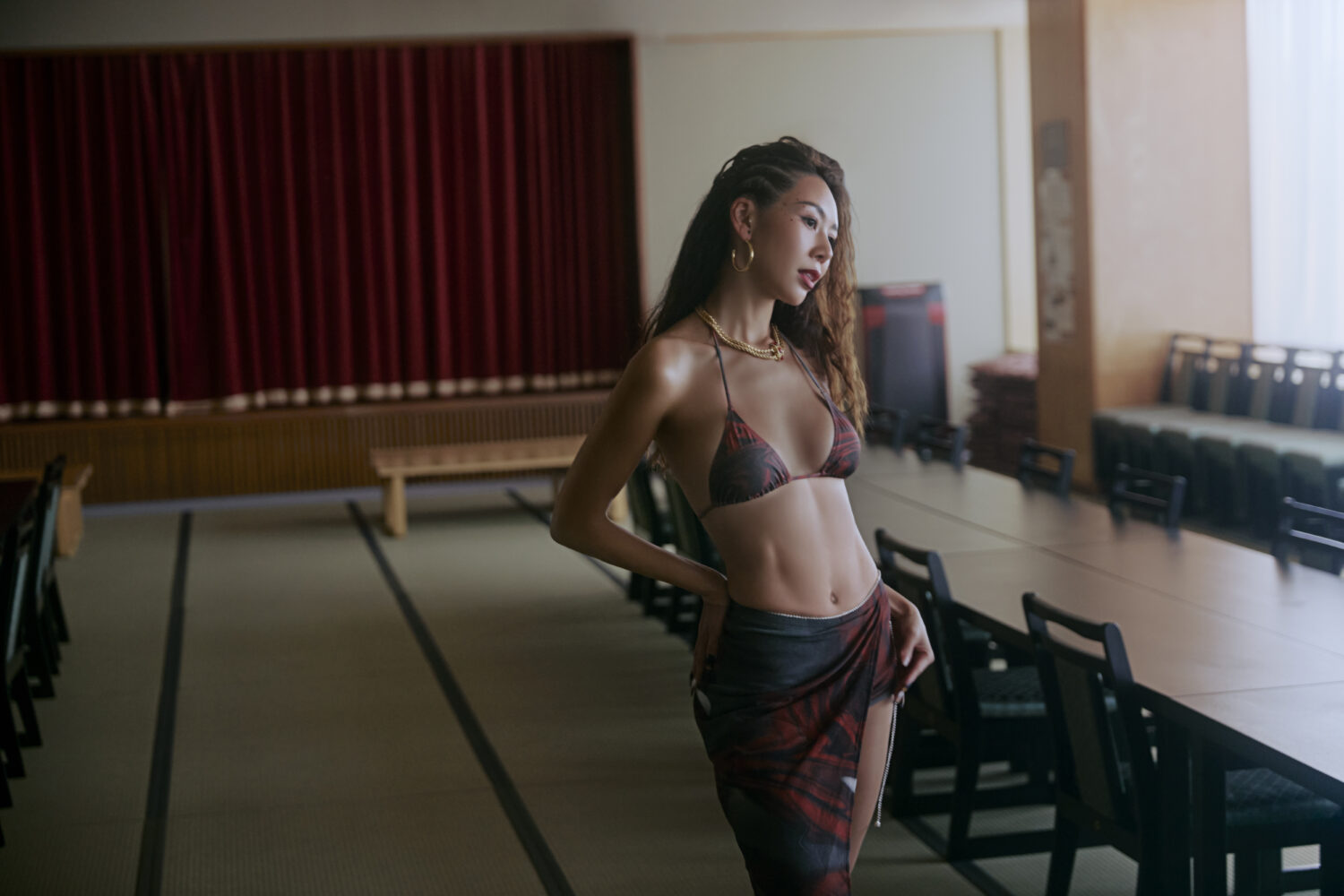 凱蒂Katierelax 再出發!單曲〈開鍋HOT POT〉釋放情緒能量 從〈黑洞Black Hole〉走向自我療癒音樂旅程 日本北海道『開鍋』MV拍攝,零下11度寒冷天氣為了好作品忍耐低溫拍攝(圖/凱菲有限公司)