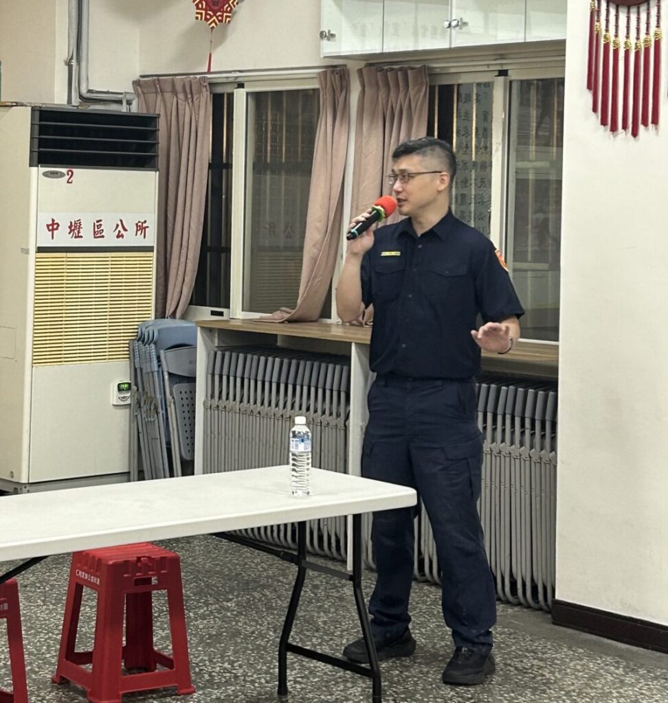 中壢仁愛派出所辦治安會議 強化里民防詐意識與防身技巧 仁愛派出所所長胡信堯表示轄區受理案件多為竊盜及詐欺、詐騙等,希望透過治安會議從源頭提升里民安全意識,以應對日新月異的科技詐騙手法。(記者陳世軒攝)