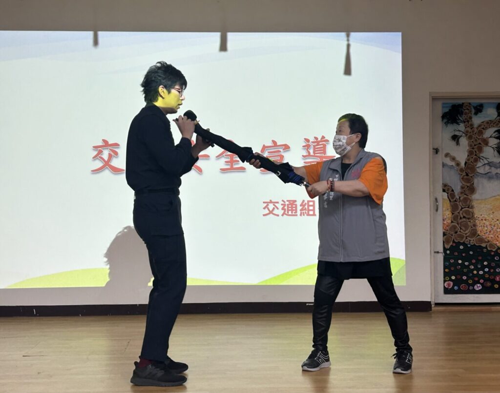 中壢仁愛派出所辦治安會議 強化里民防詐意識與防身技巧 去年年底台北爆發隨機傷人事件,為此仁愛派出所也進行防身教學,透過實際演練教導里民如何面對持有武器的歹徒。(記者陳世軒攝)