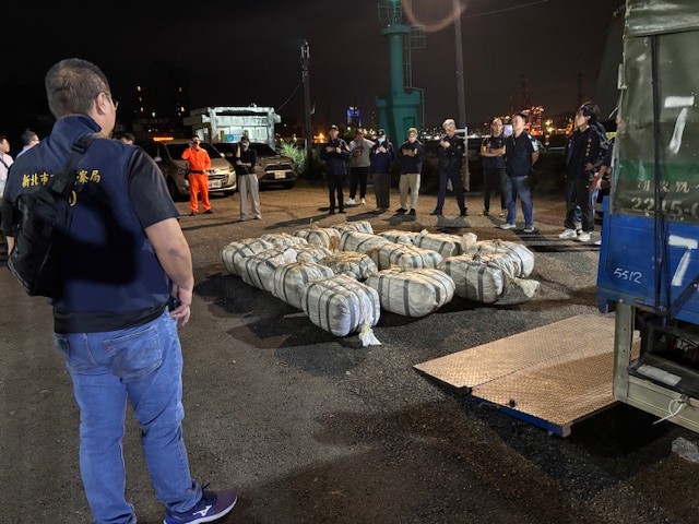 海巡循線攔檢可疑貨輪。  查獲大麻花300多公斤。（圖／海巡署提供）