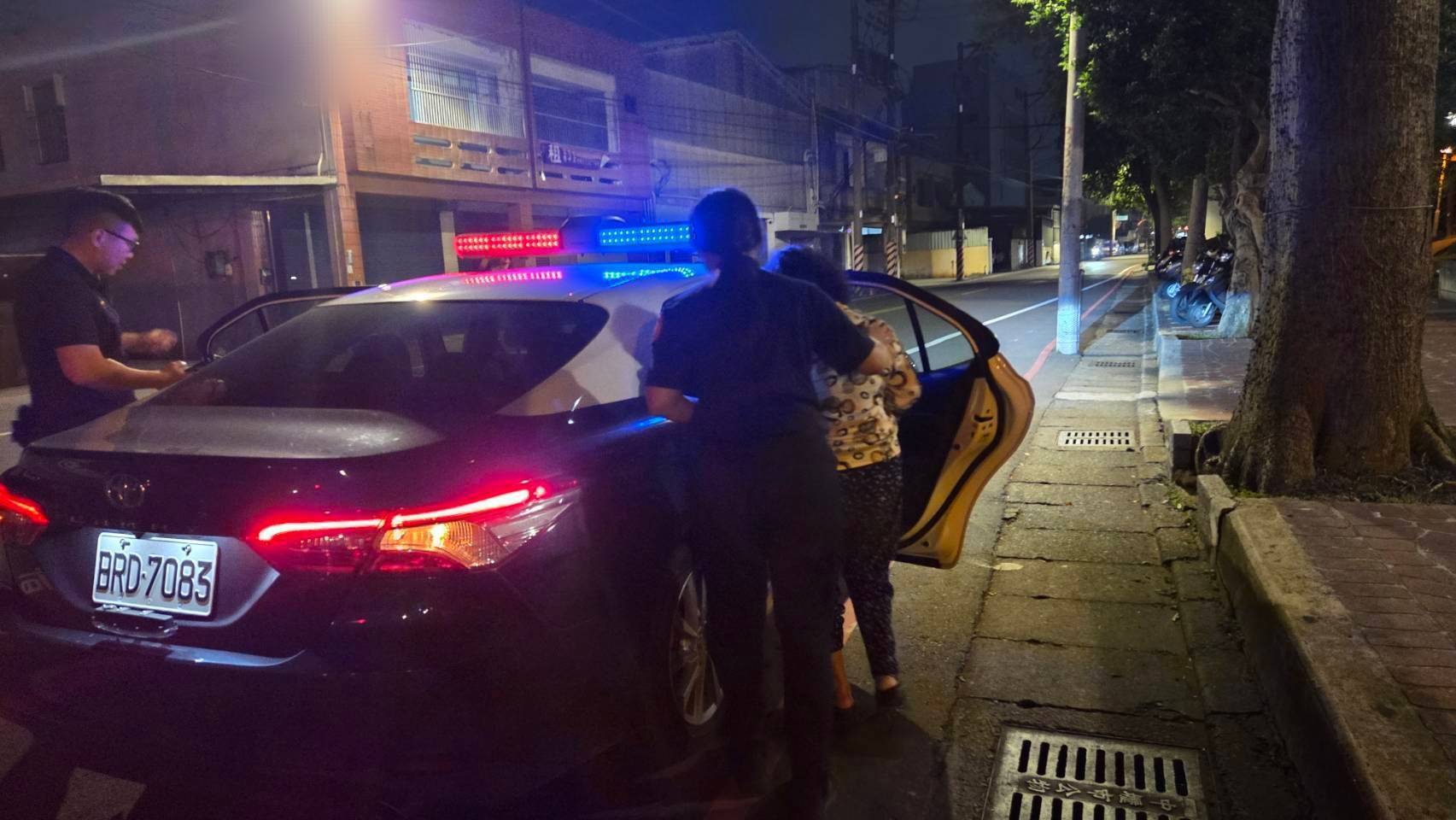 八德分局四維派出所昨（12）日接獲報案，一名75歲吳姓老婦早上7時許前往大湳市場買菜，不料疑似失智症病發導致迷途，所幸最終在員警幫助下，在5公里外的中壢區成功尋獲。（記者翻攝）