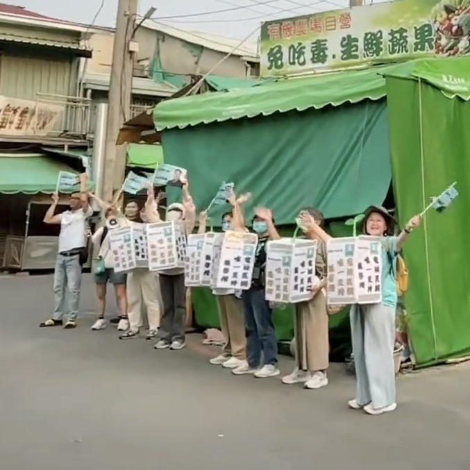 「小草」從早到晚穿梭嘉義市區街頭,揹著燈箱、手持麥克風沿街宣講,高喊「接到電話請唯一支持張啓楷」,瞬間成為嘉義街頭一道引人注目的風景。(圖/民眾黨嘉義黨部)