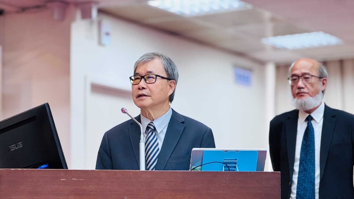 回應葛如鈞呼籲擴大補助大學圖書館導入AI工具。教育部長鄭英耀備詢時表示，若學校有需要，教育部樂意協助並研議專案推動。(圖／葛如鈞國會辦公室)