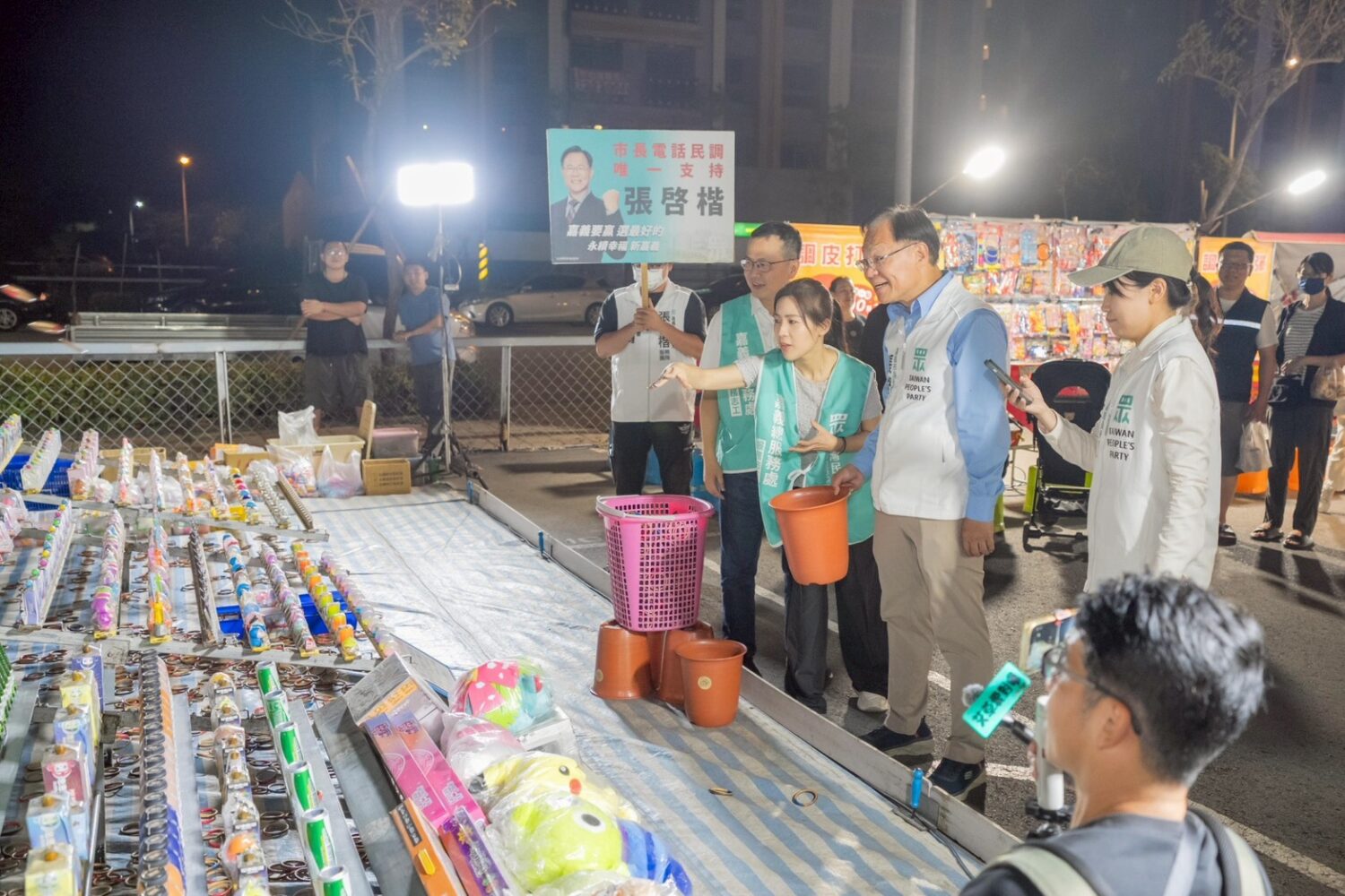 選戰期間難得輕鬆畫面!羅智強、徐巧芯兩隨位友軍,全程陪同張啓楷逛夜市、套圈圈,和民眾零距離互動。(圖/民眾黨嘉義黨部)