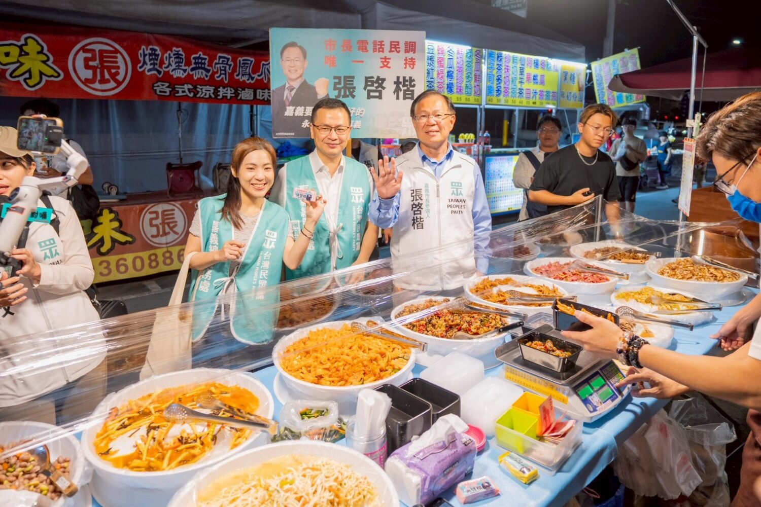 羅智強(中)、徐巧芯(左)連袂南下陪同張啓楷逛夜市,用具體行動力挺張啓楷,並承諾未來會在立法院支持嘉義市的經費預算。(圖/民眾黨嘉義黨部)