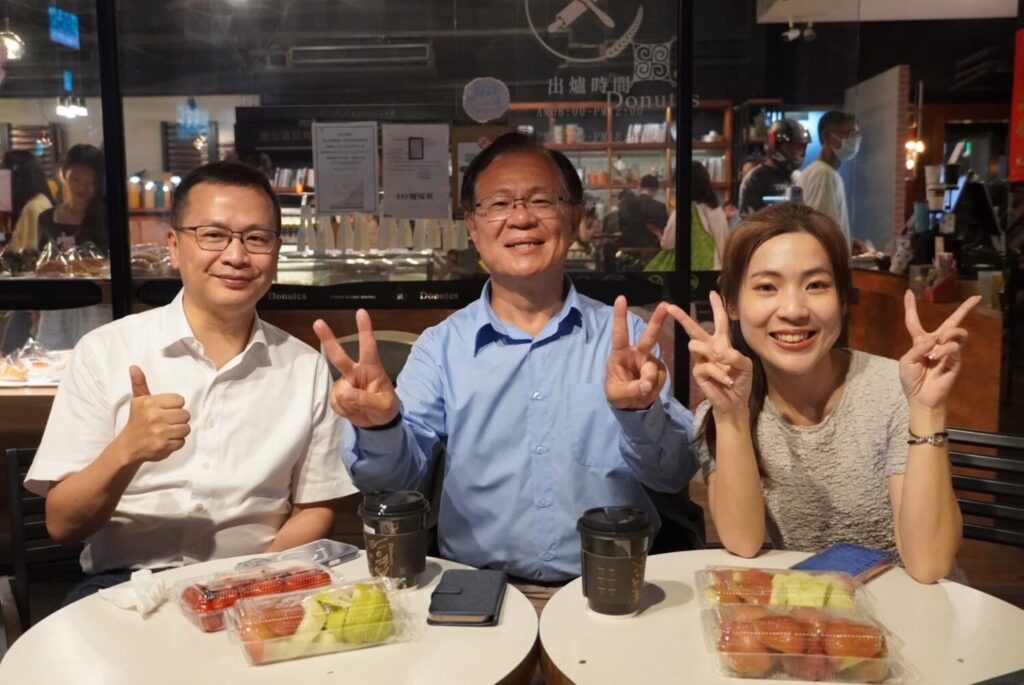羅智強與徐巧芯31日晚間聯袂南下嘉義與張啓楷同台互動，也被視為藍白合作氣勢向地方延伸的重要訊號。(圖／民眾黨嘉義黨部)