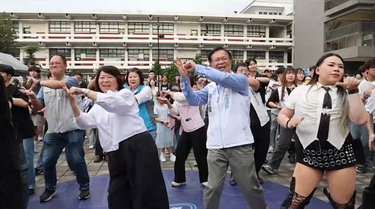 黃敏惠和張啓楷不只是同鄉更是二代交情，二年多來雙方更是緊密配合。(圖／民眾黨嘉義黨部)