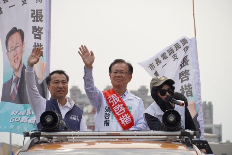 藍白合共推嘉義市長候選人整合民調今日正式登場，民眾黨嘉義市長候選人張啓楷由國民黨立委涂權吉(左)陪同掃街拜票，展現積極企圖心毫不放鬆。(圖／民眾黨嘉義市黨部)