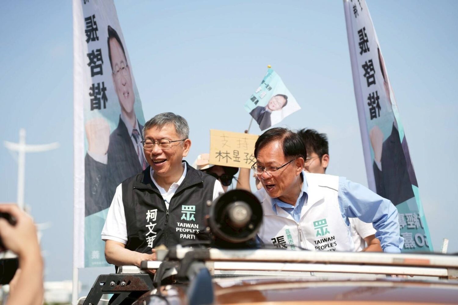 民眾黨前主席柯文哲擔任張啓楷嘉義市長競選總幹事，多次南下陪同張啓楷掃街拜票。(圖／民眾黨嘉義市黨部)