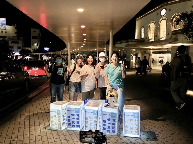 「小草」喊出「返鄉顧電話,讓嘉義重新偉大」口號,呼籲不論北漂或南漂的嘉義子弟,都能在民調期間多回家關注來電、踴躍表態,以實際行動守護家鄉未來。(圖/民眾黨嘉義黨部)