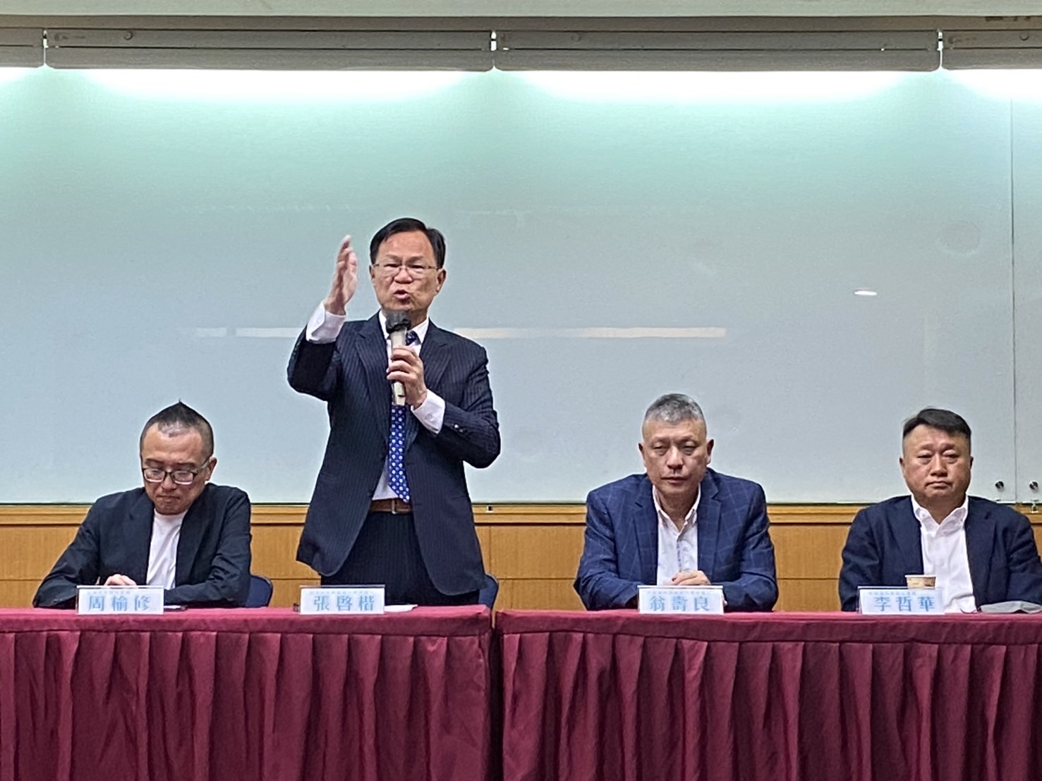 張啓楷表示，根據雙方先前的默契，翁壽良醫師已應邀出任2026張啓楷嘉義市長競選總部主任委員，並感謝嘉義市長黃敏惠的鼎力協助。(記者 包克明攝)