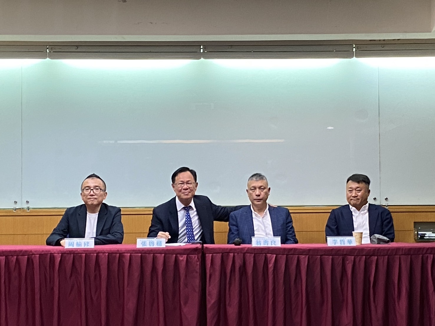 張啓楷(左2)在記者會上邀請國民黨嘉義市長參選人翁壽良(右2)擔任競選總部主任委員，並獲當場同意。(記者 包克明攝)