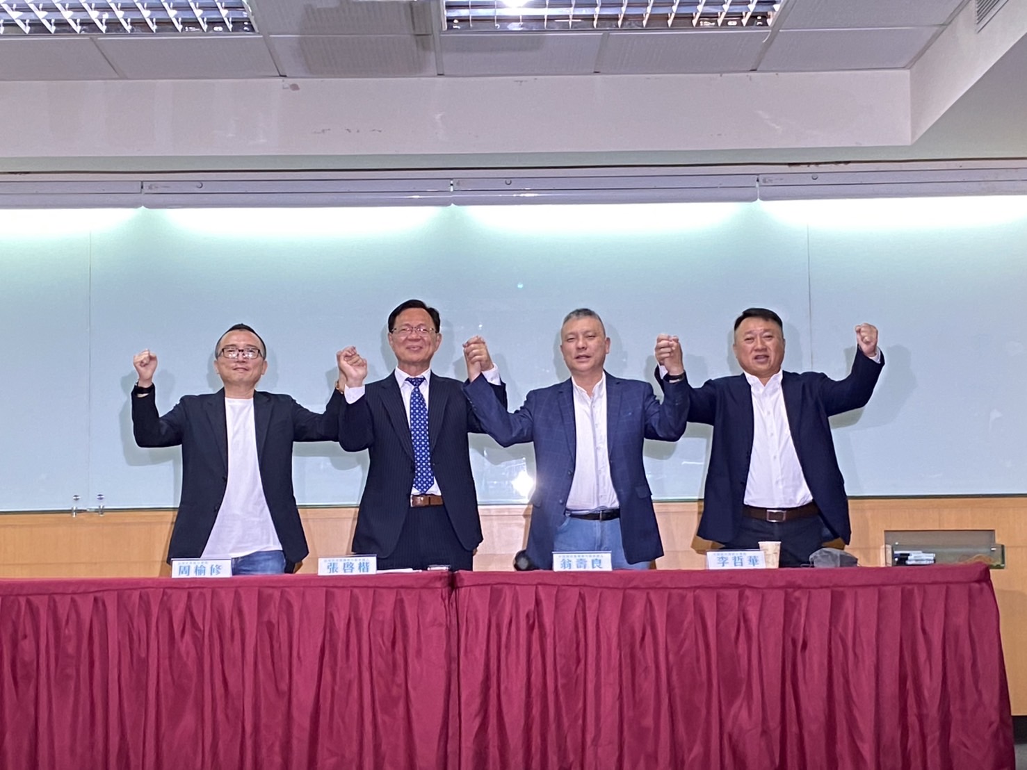 記者會由張啓楷(左2)、翁壽良(右2)、民眾黨秘書長周榆修(左1)及國民黨副秘書長李哲華(右1)共同出席，象徵藍白合在嘉義市長選戰已正式完成整隊。(記者 包克明攝)