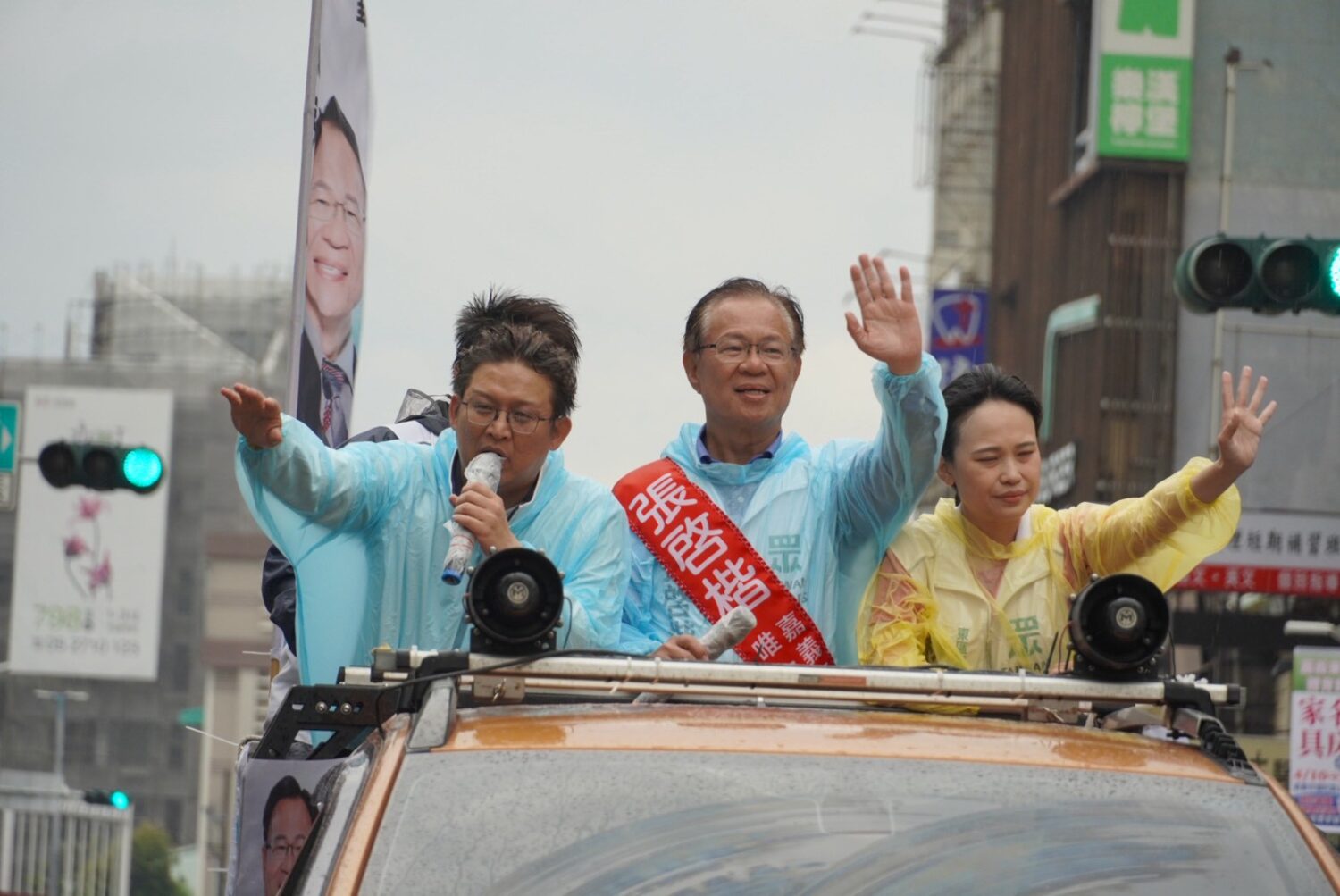 民調最後調衝刺，國民黨立委黃建賓(左)親自陪同車掃，無畏風雨，展現兩人深厚情誼，顯示藍白合在嘉義市長選戰早已存在的政治現象。(記者 包克明攝)