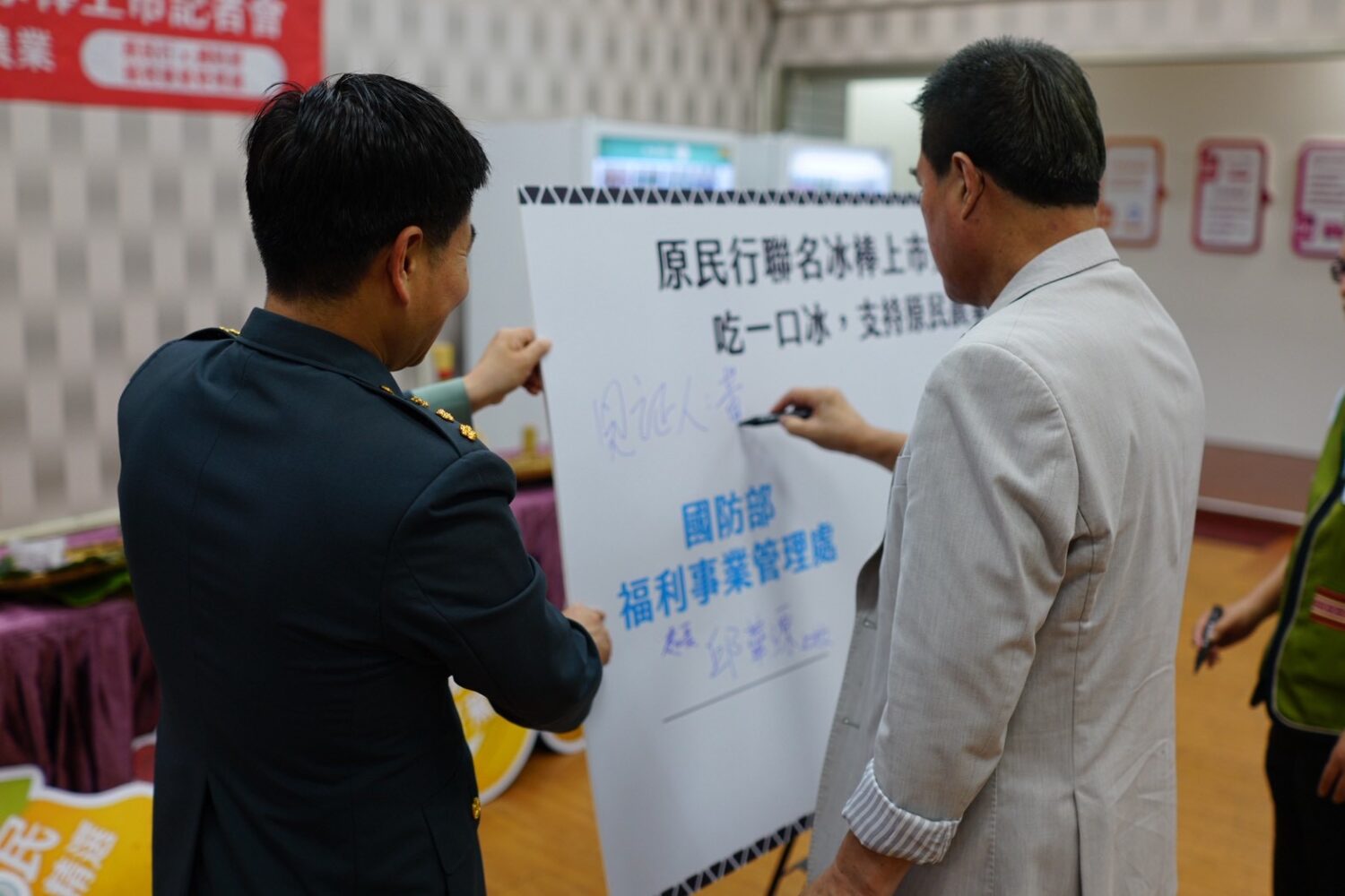 國民黨平地原住民立法委員黃仁簽到。(圖/黃仁國會辦公室)