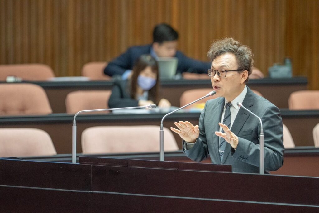 鄭正鈐今日在立法院總質詢時，要求內政部及行政院人事行政總處儘速檢討現行制度，重新檢視地方政府員額配置標準。(圖／鄭正鈐國會辦公室)