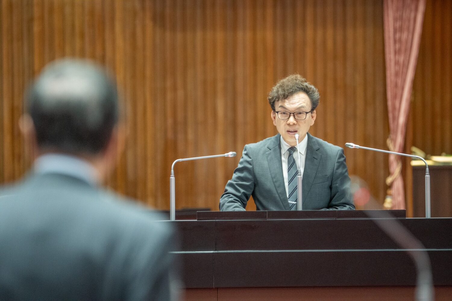 鄭正鈐認為，現行制度最大的問題，不僅在於數據老舊，更在於員額計算過度依賴設籍人口，卻忽略地方政府每日實際面對的服務人口與治理壓力。(圖／鄭正鈐國會辦公室)