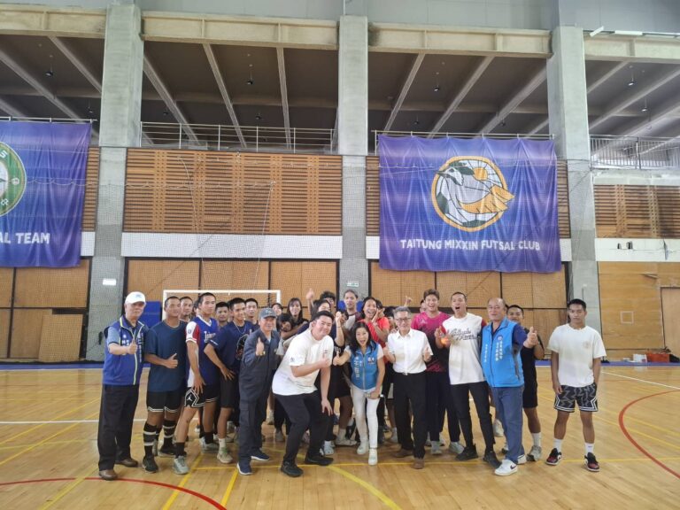 國民黨立委黃仁與夫人王春梅結合環台地熱股份有限公司，共同公益捐贈總價值新台幣40萬元、共8套符合國際賽事標準的西洋劍服裝與設備給國立台東大學附屬體育高級中學。(圖／記者翻攝)