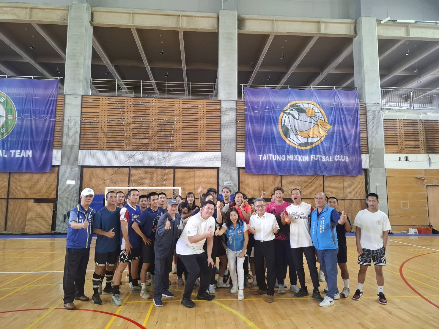 國民黨立委黃仁與夫人王春梅結合環台地熱股份有限公司,共同公益捐贈總價值新台幣40萬元、共8套符合國際賽事標準的西洋劍服裝與設備給國立台東大學附屬體育高級中學。(圖/記者翻攝)