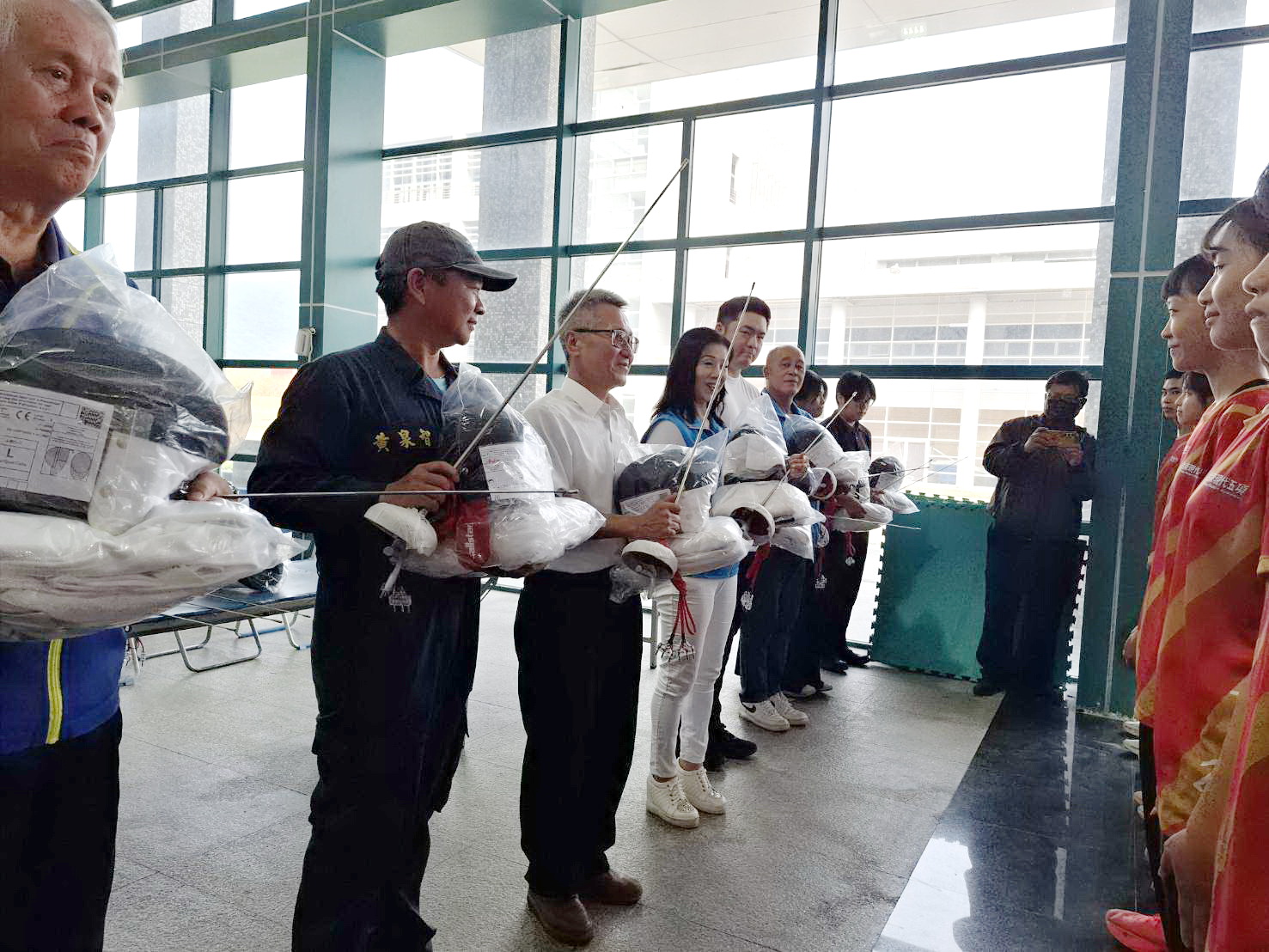 王春梅結合環台地熱股份有限公司,共同公益捐贈總價值新台幣40萬元、共8套符合國際賽事標準的西洋劍服裝與設備給台東體中現代五項隊。(圖/記者翻攝)