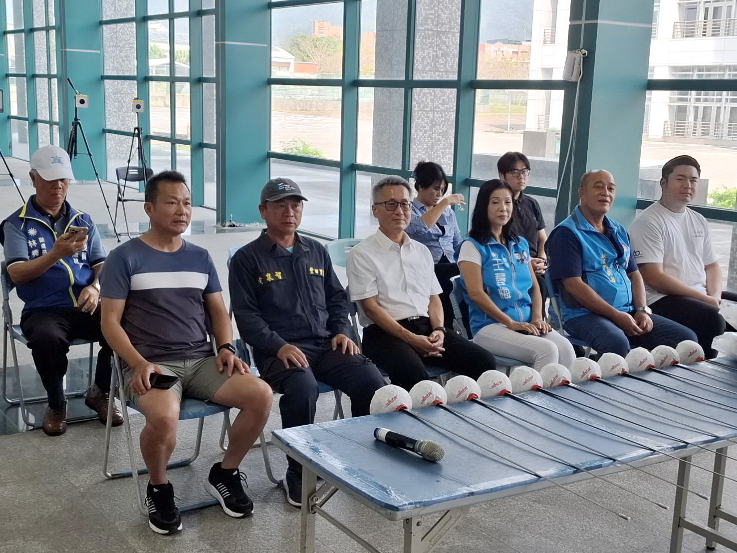 總價值新台幣40萬元、共8套符合國際賽事標準的西洋劍服裝與設備捐贈儀式。(圖/記者翻攝)