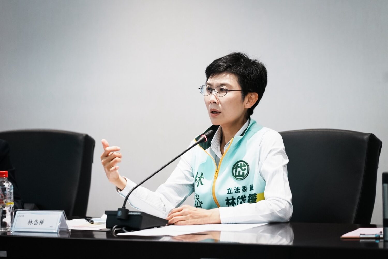 林岱樺與數位發展部、行政院主計總處、國家通訊傳播委員會(NCC)、台灣高鐵公司及三大電信業者進行現場會勘與協調,達成多項具體共識。(圖/林岱樺國會辦公室)