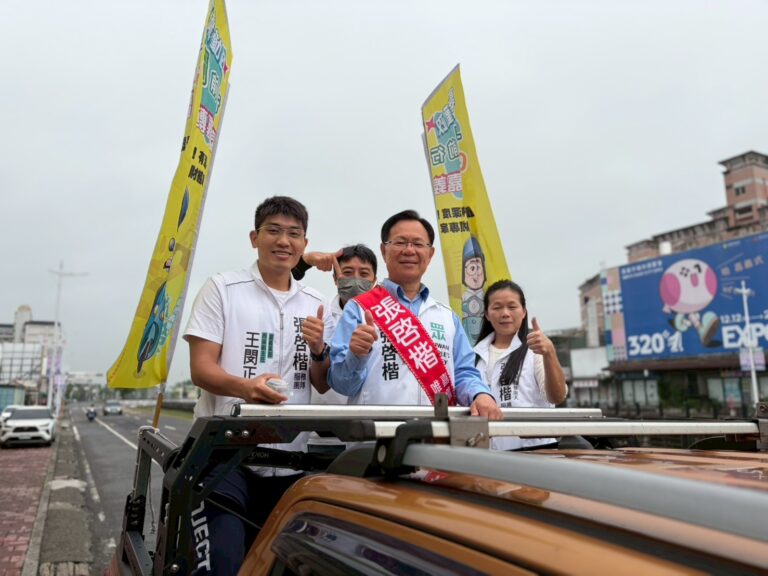 由張啟楷領軍的謝票車隊沿途向市民表達感謝之意。(圖／民眾黨嘉義黨部)