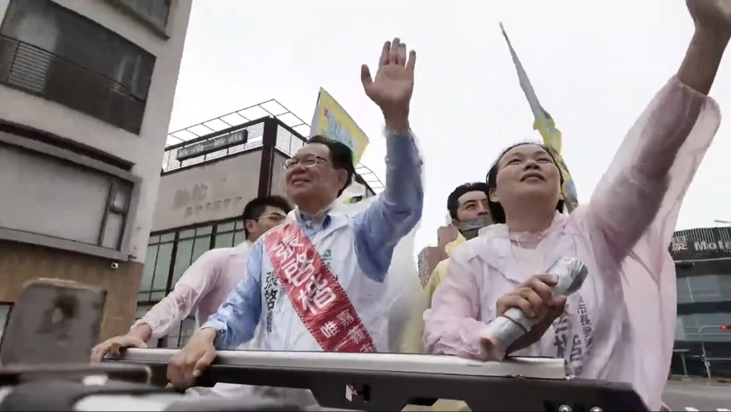 張啟楷領軍的謝票車隊路經，不少民眾揮手、比讚加油，甚至搖下車窗表達支持。(圖／民眾黨嘉義黨部)